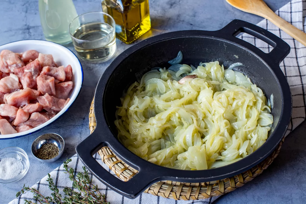 Pochar cebolla para hacer el cerdo guisado con cebolla *