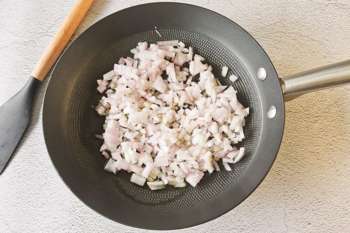 Pochar cebolla para la merluza al cava