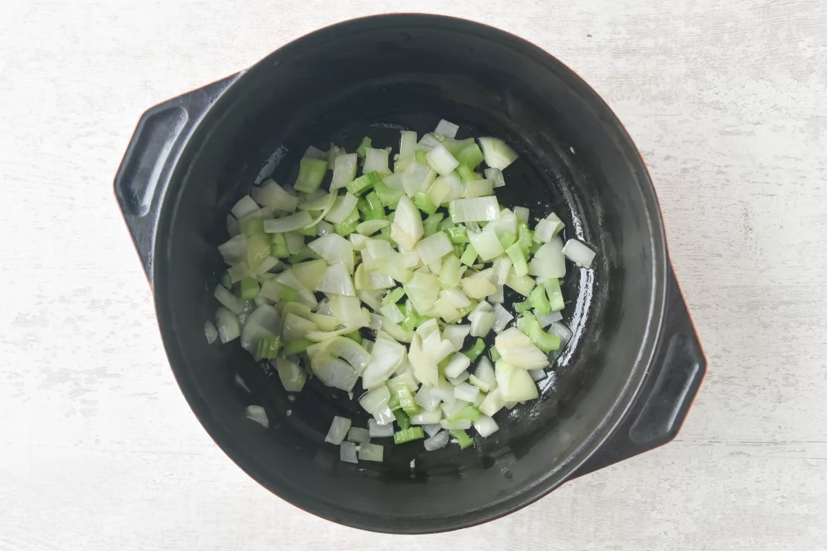 Pochar cebolla y ajos para la carne de ternera guisada con patatas