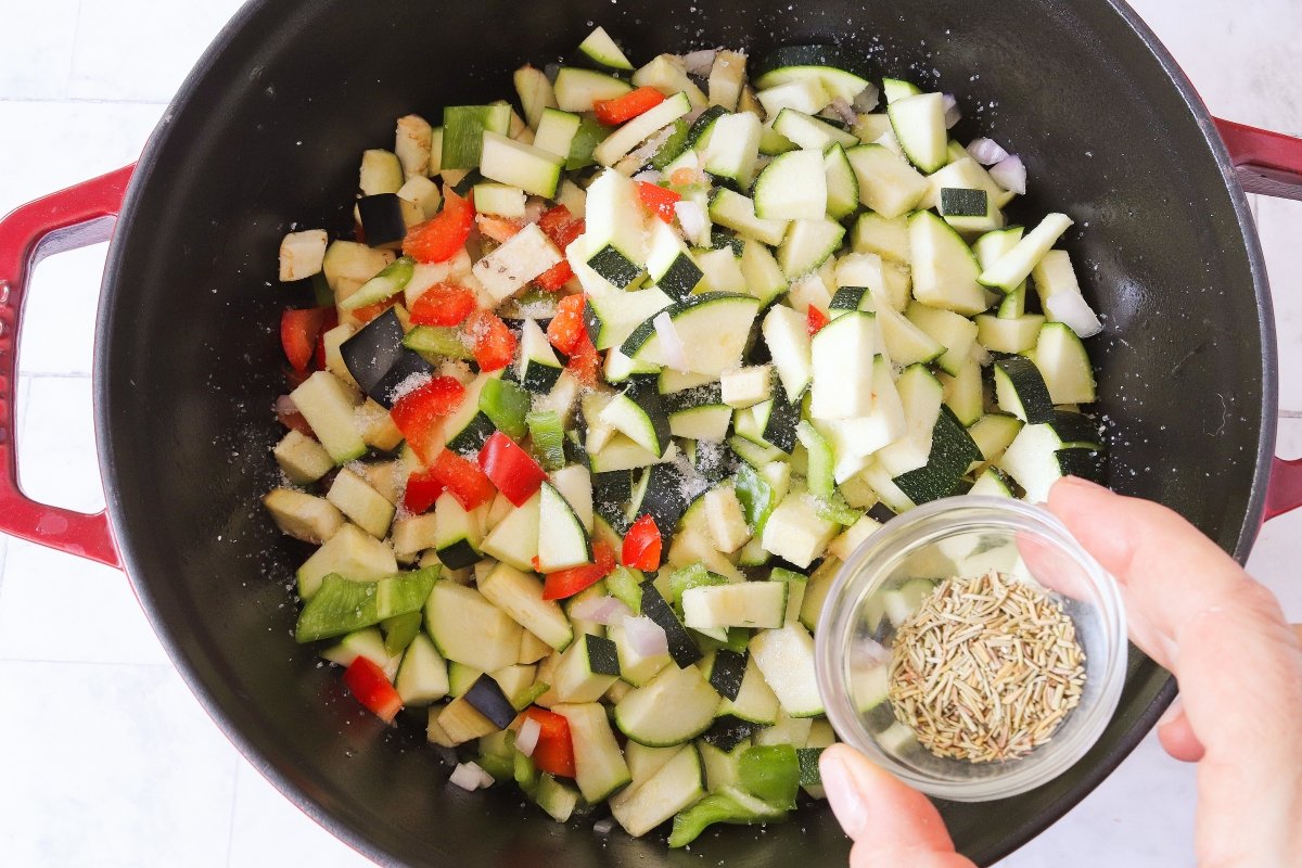 Pochar el resto de las verduras para el bacalao con samfaina