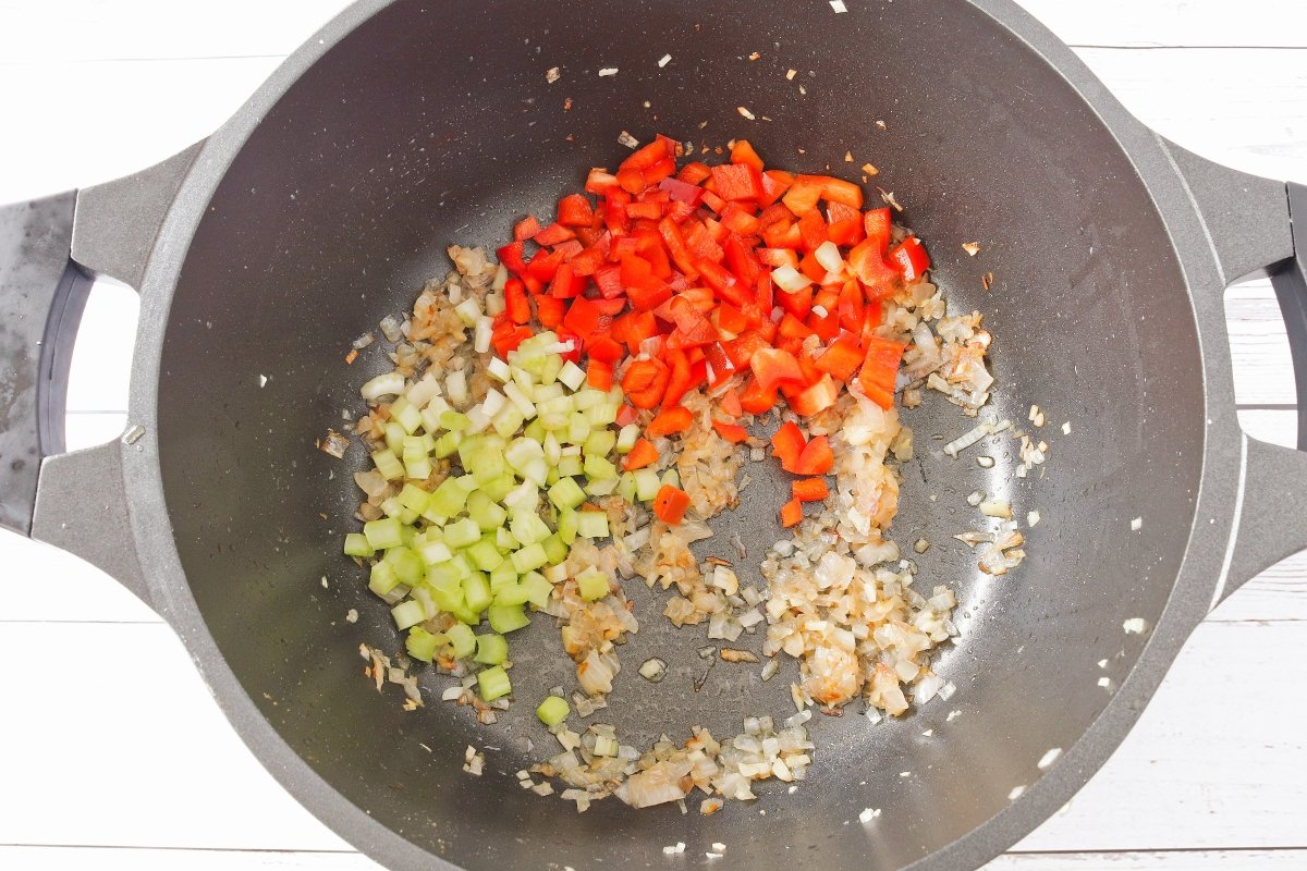 Pochar el resto de las verduras para el sofrito de la jambalaya