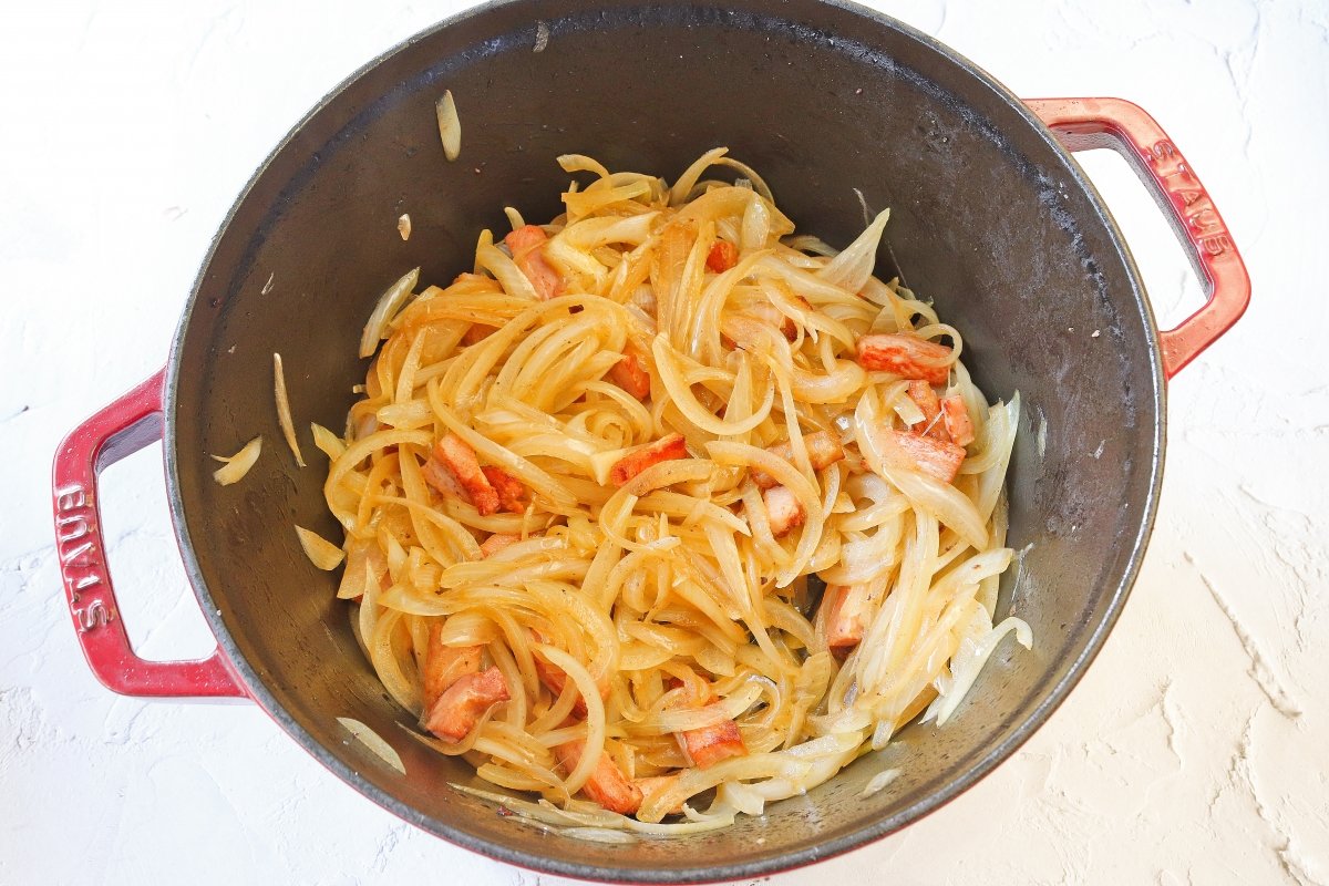 Pochar la cebolla con el bacon para la carbonade flamande