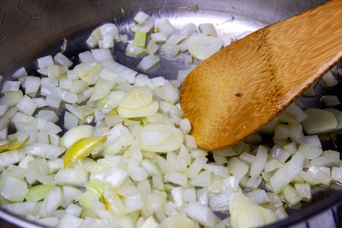 Pochar la cebolla con los ajos para hacer las alcachofas estofadas