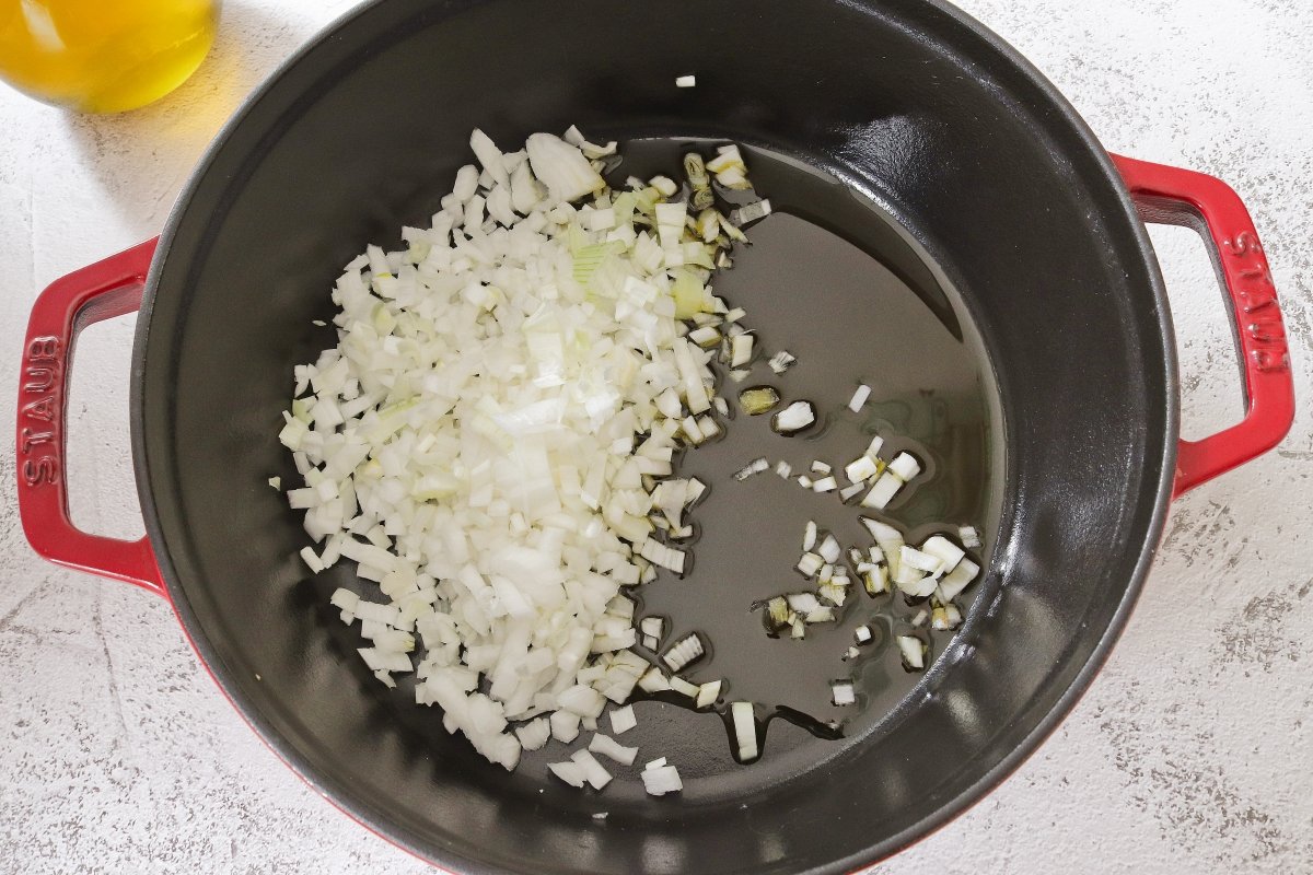 Pochar la cebolla para el risotto a la parmesana