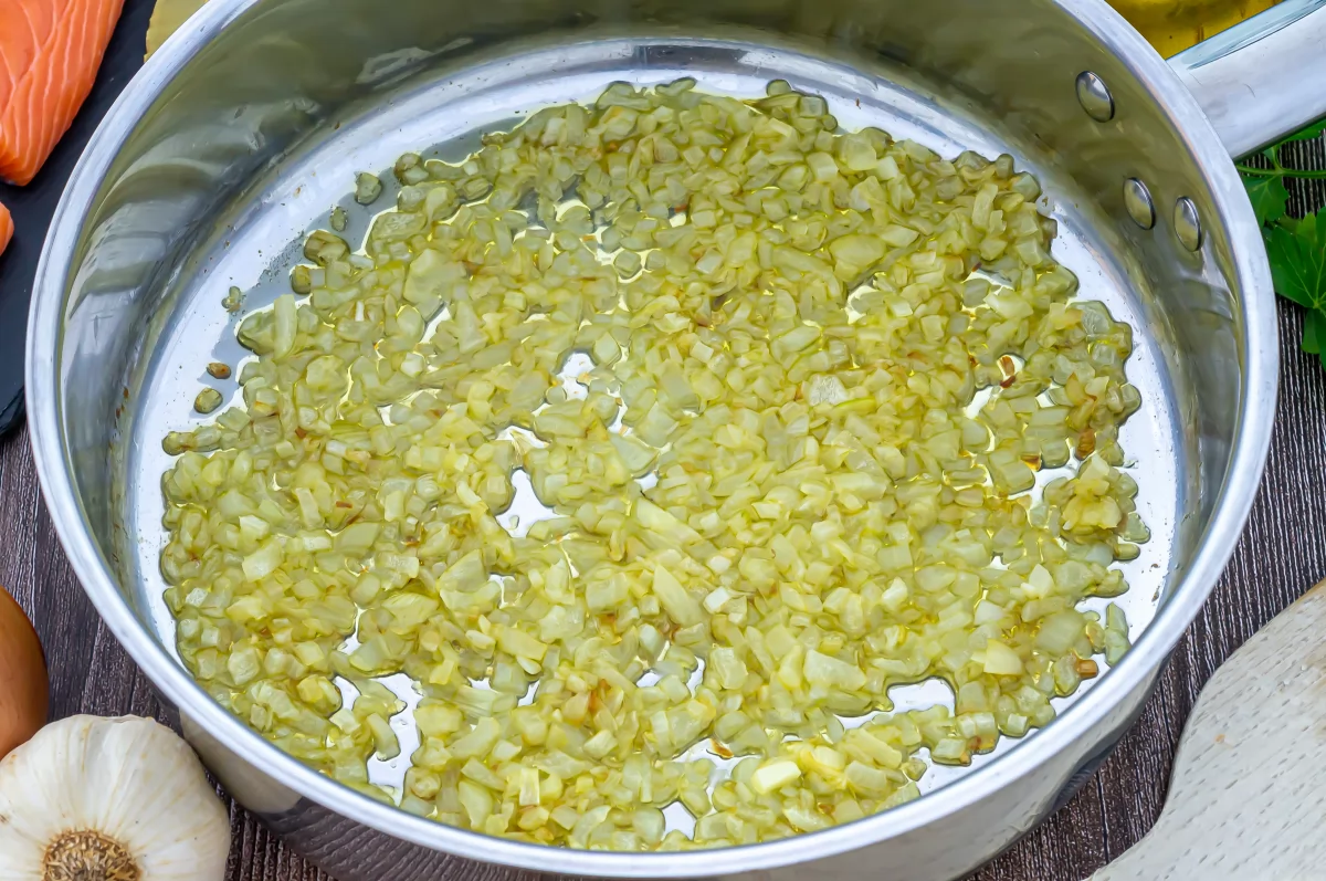 Salmón en salsa de tomate 2 Pochar la cebolla para hacer la salsa de tomate
