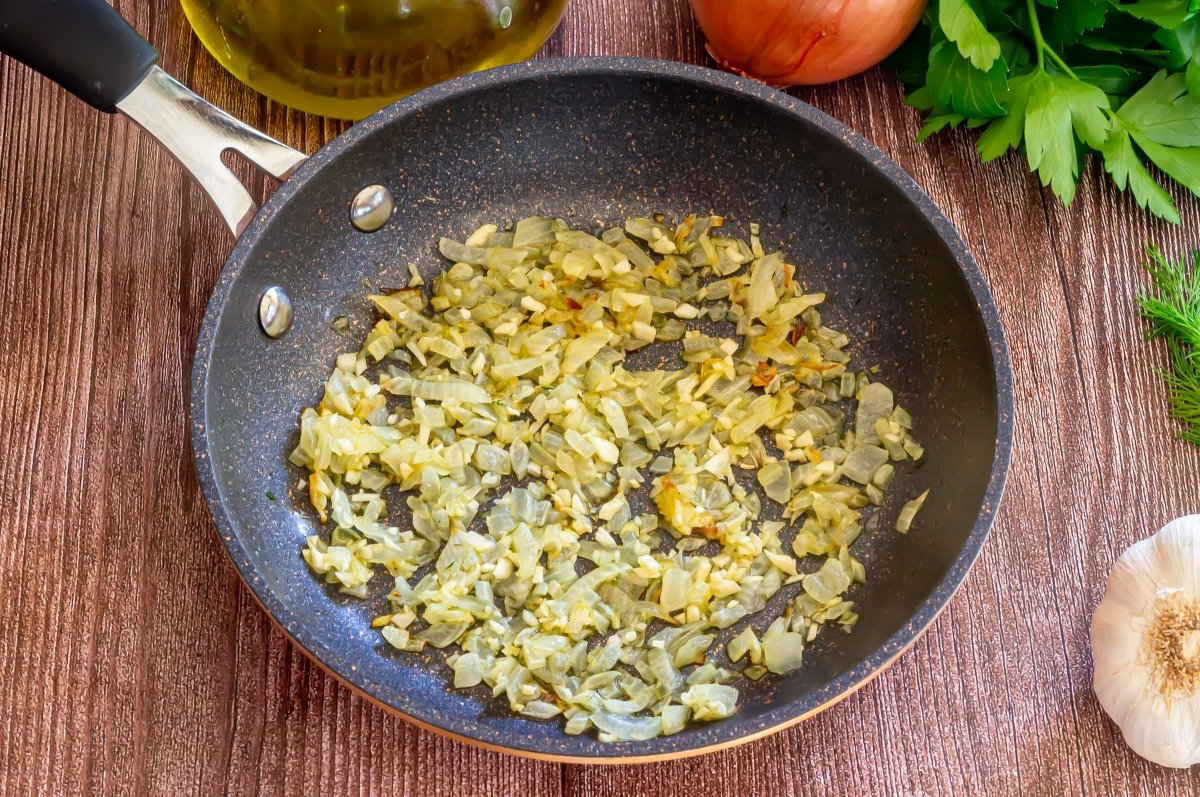 Pochar la cebolla para la hamburguesa de salmón