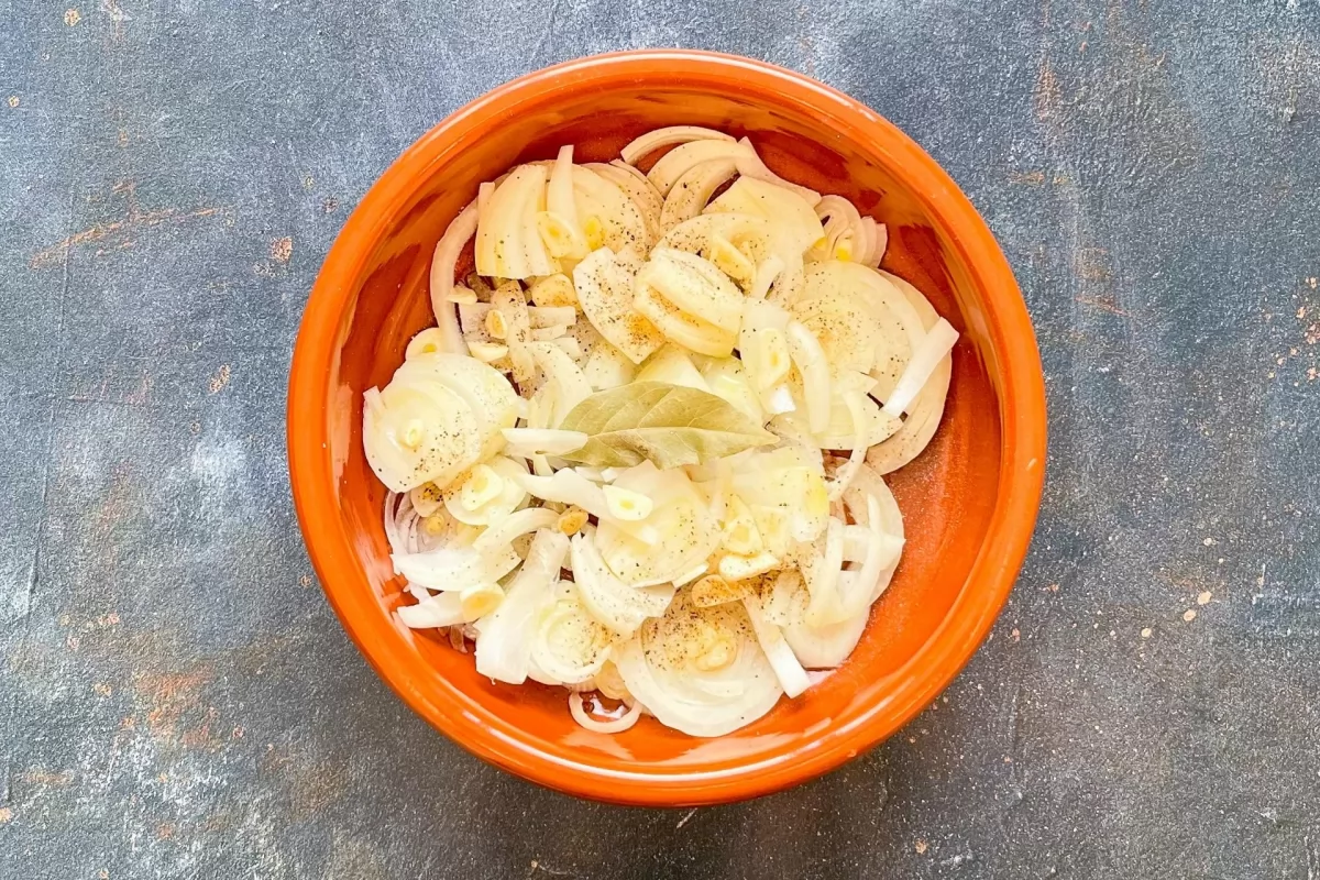 Hígado encebollado 2 Pochar la cebolla salpimentada *