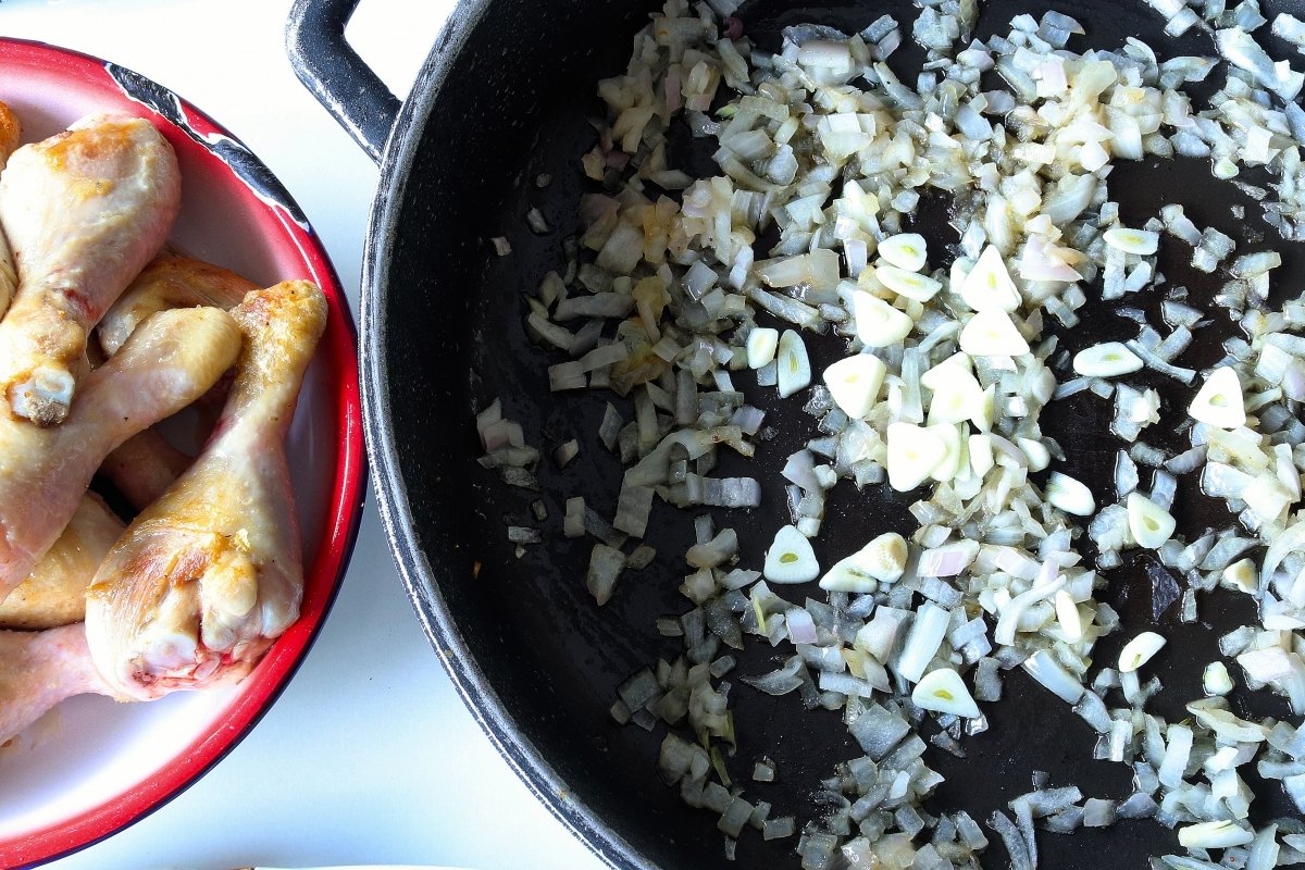Pochar la cebolla y el ajo para el pollo al chilindrón