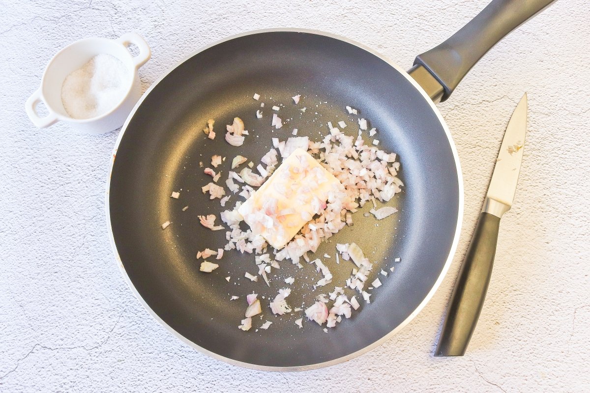 Pochar la chalota para los espárragos blancos gratinados