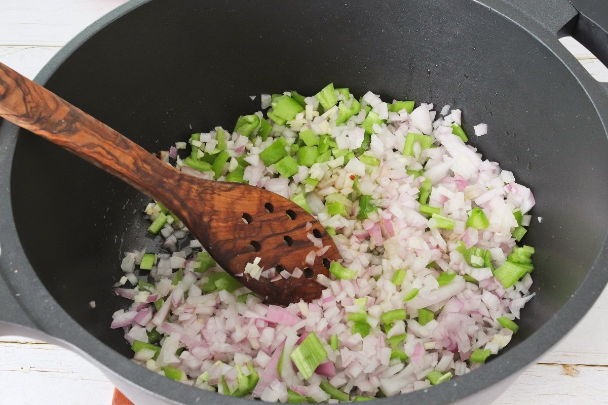 Pochar las verduras para el arroz con costillas de cerdo