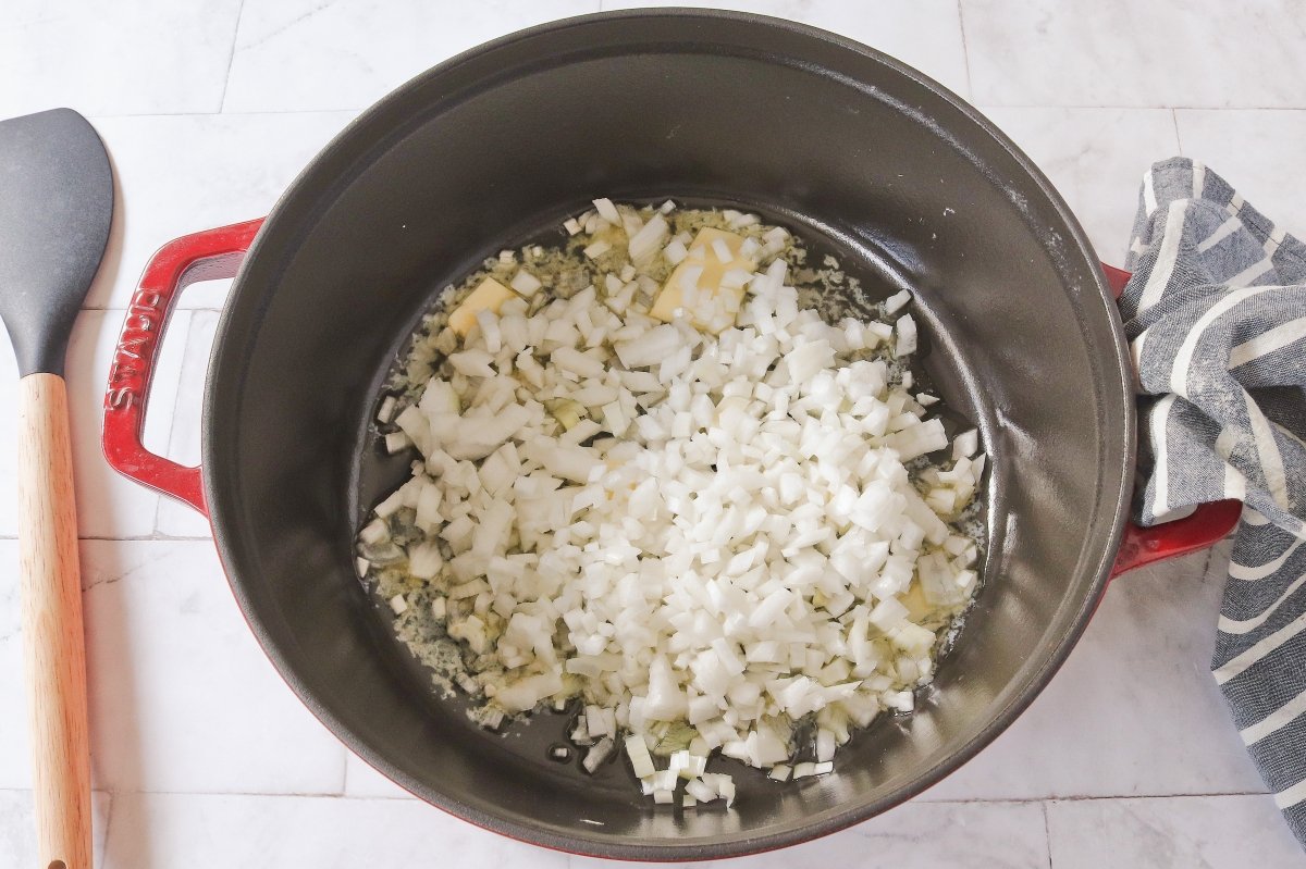 Pochar las verduras para el pastel de pollo