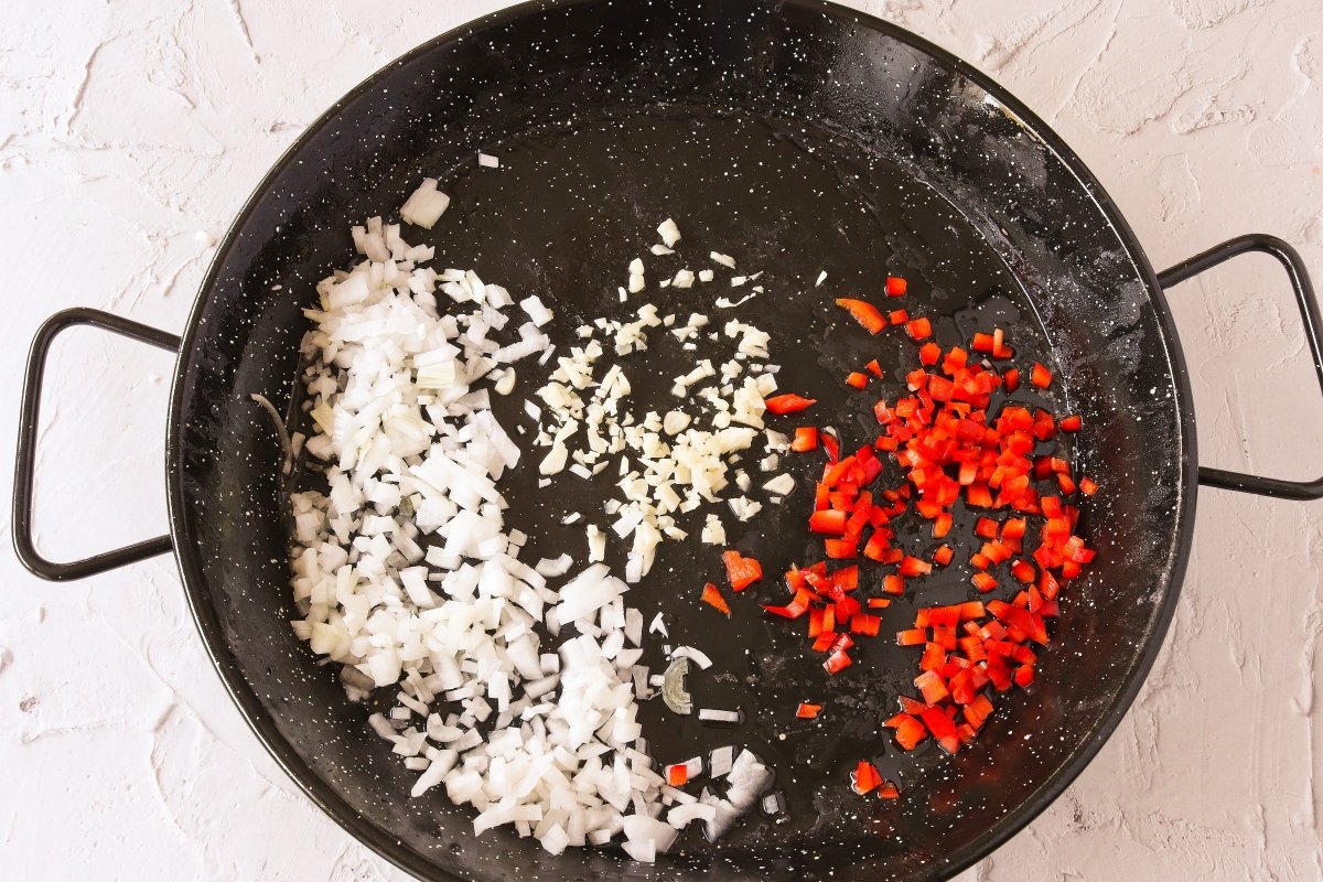 Pochar las verduras para el sofrito de la fideuá de sepia