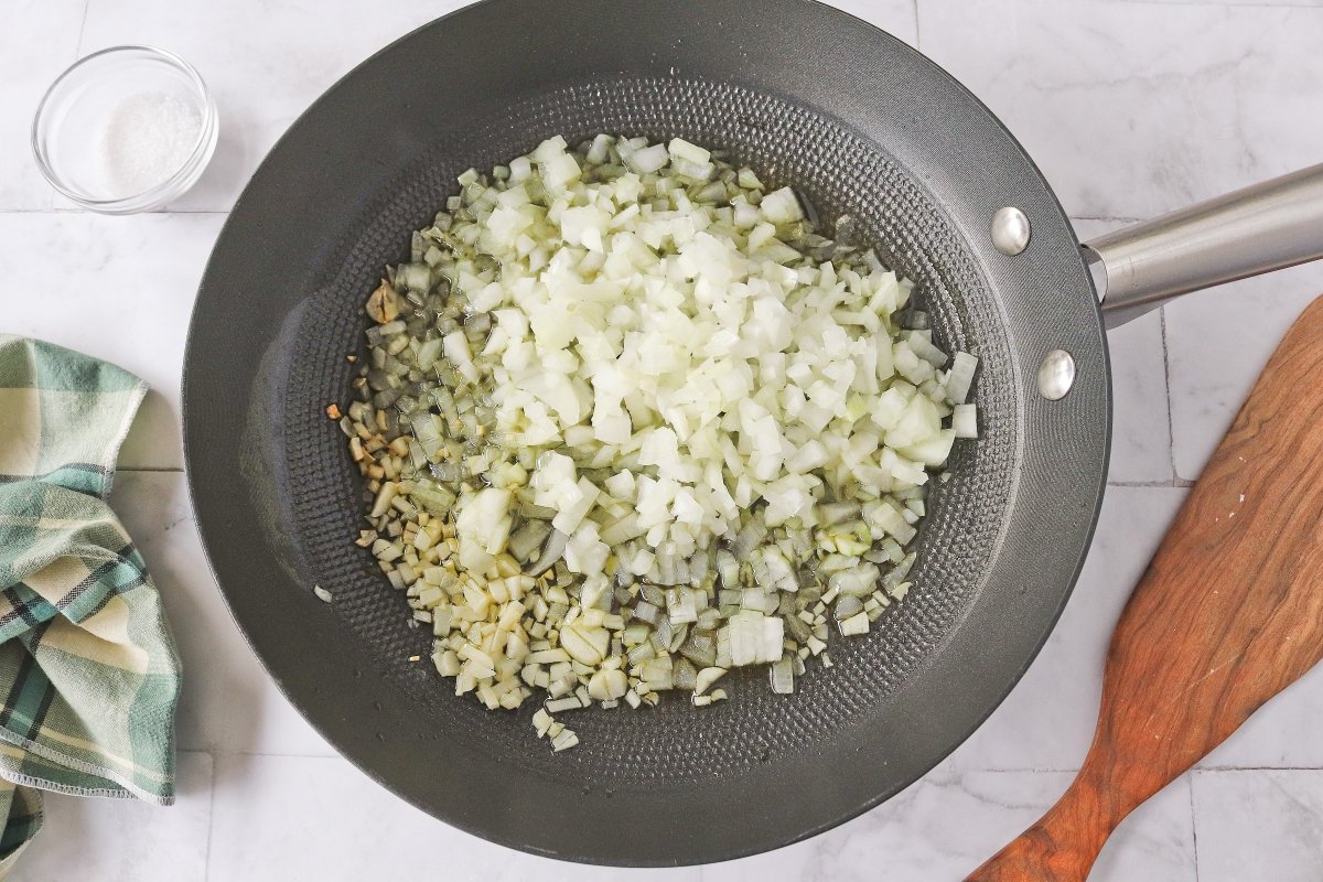 Pochar las verduras para la farofa