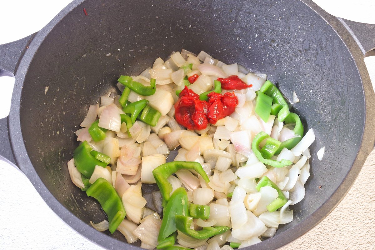 Pochar las verduras para la salsa de la cabezada de cerdo