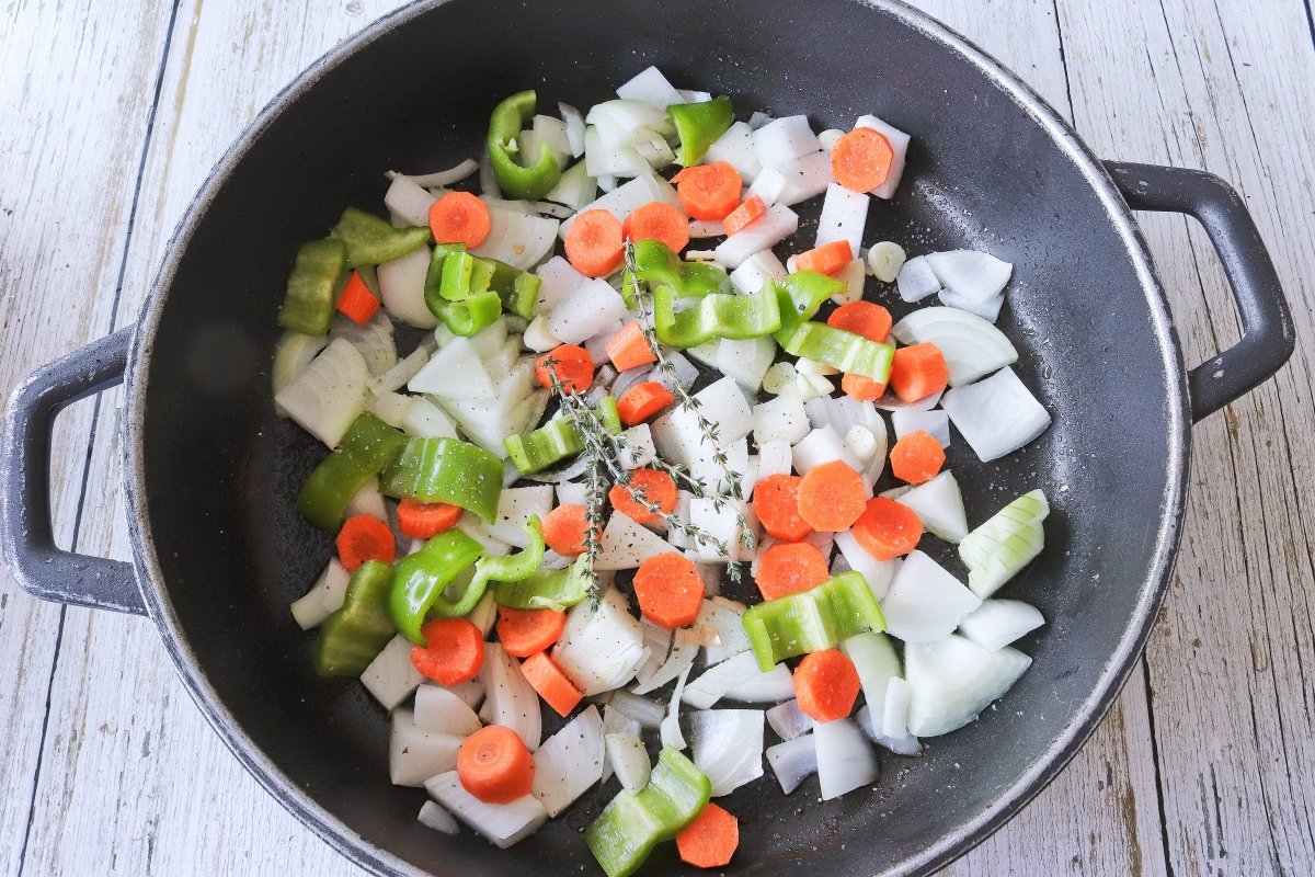 Pochar las verduras para la salsa de la carrillada