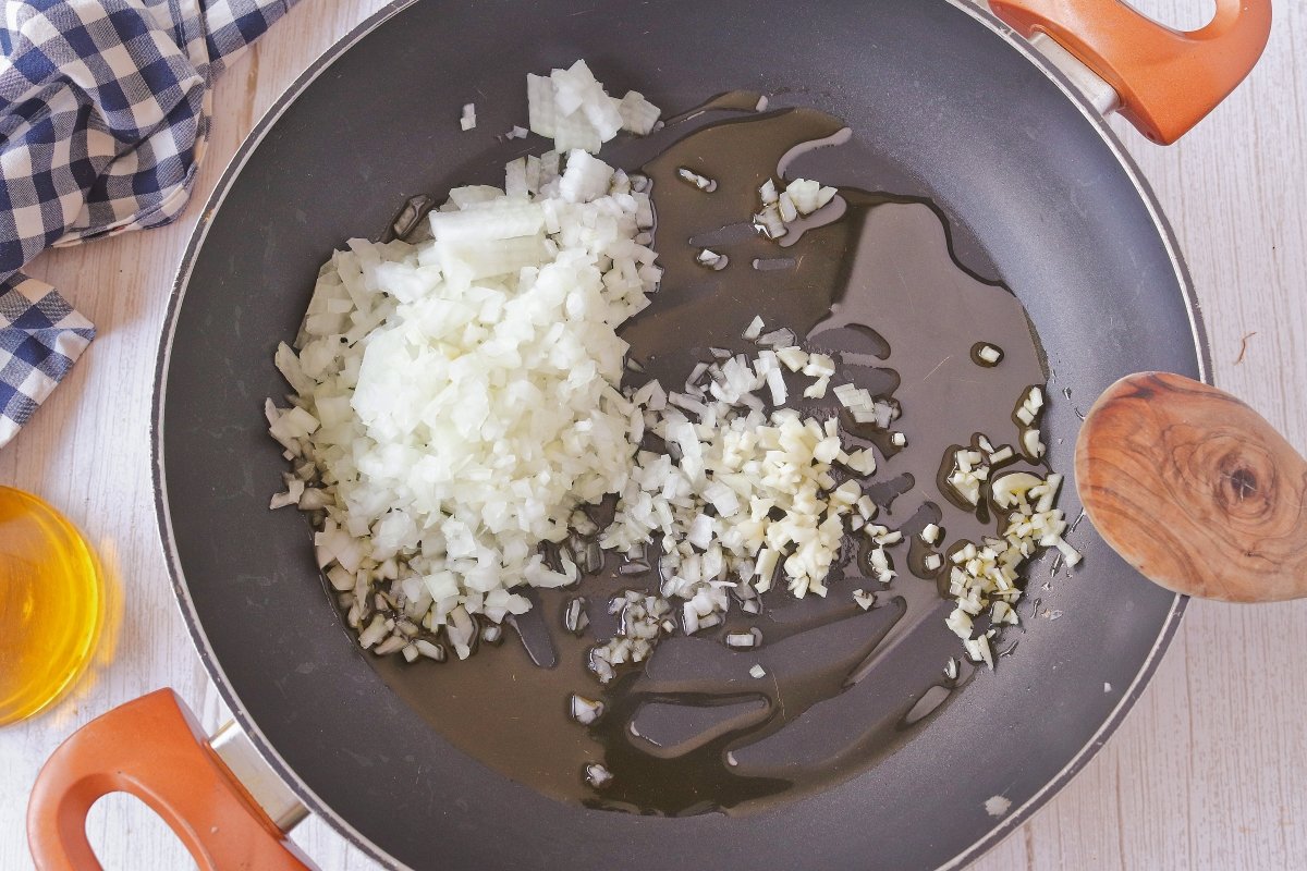 Pochar las verduras para la salsa de las alcachofas rebozadas