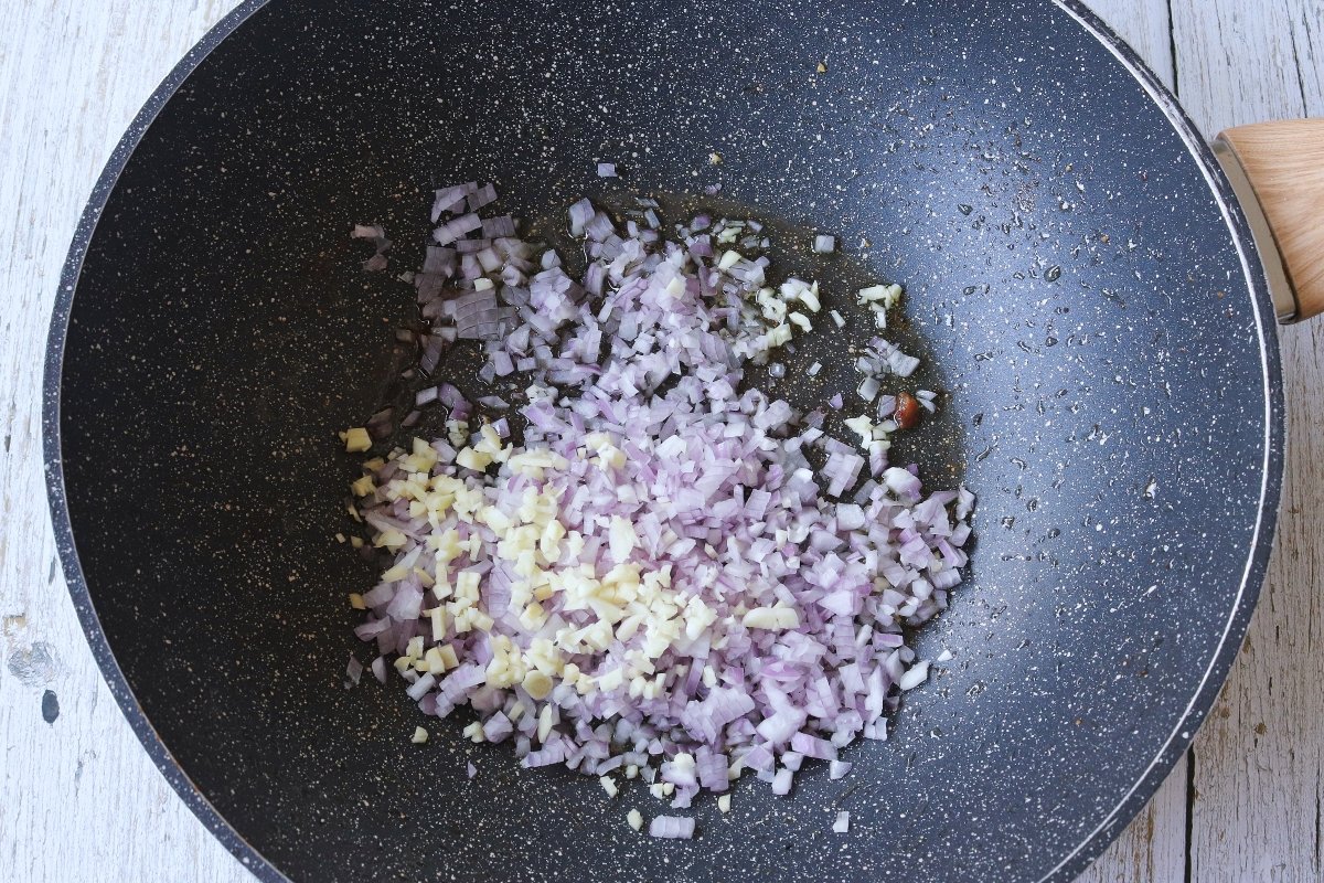 Pochar los ajos y la cebolla para el arroz con carne