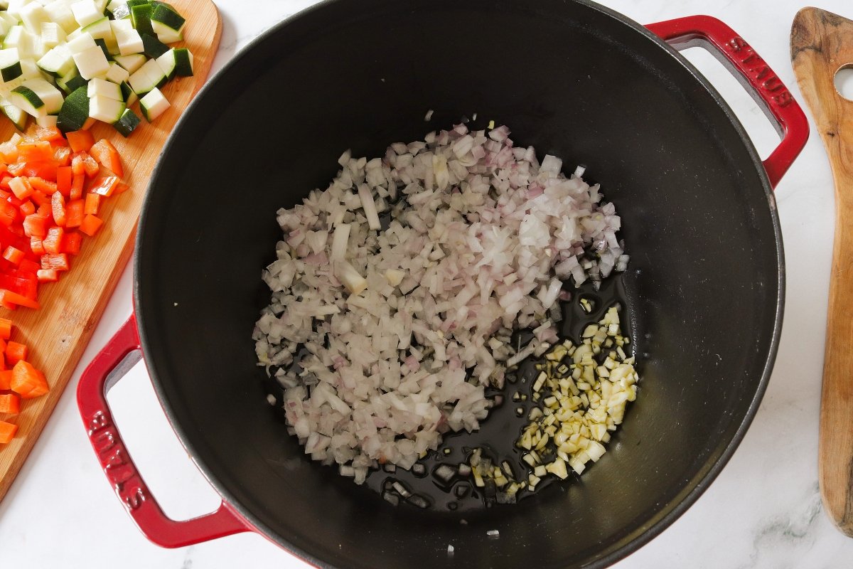 Pochar los ajos y la cebolla para el arroz con verduras