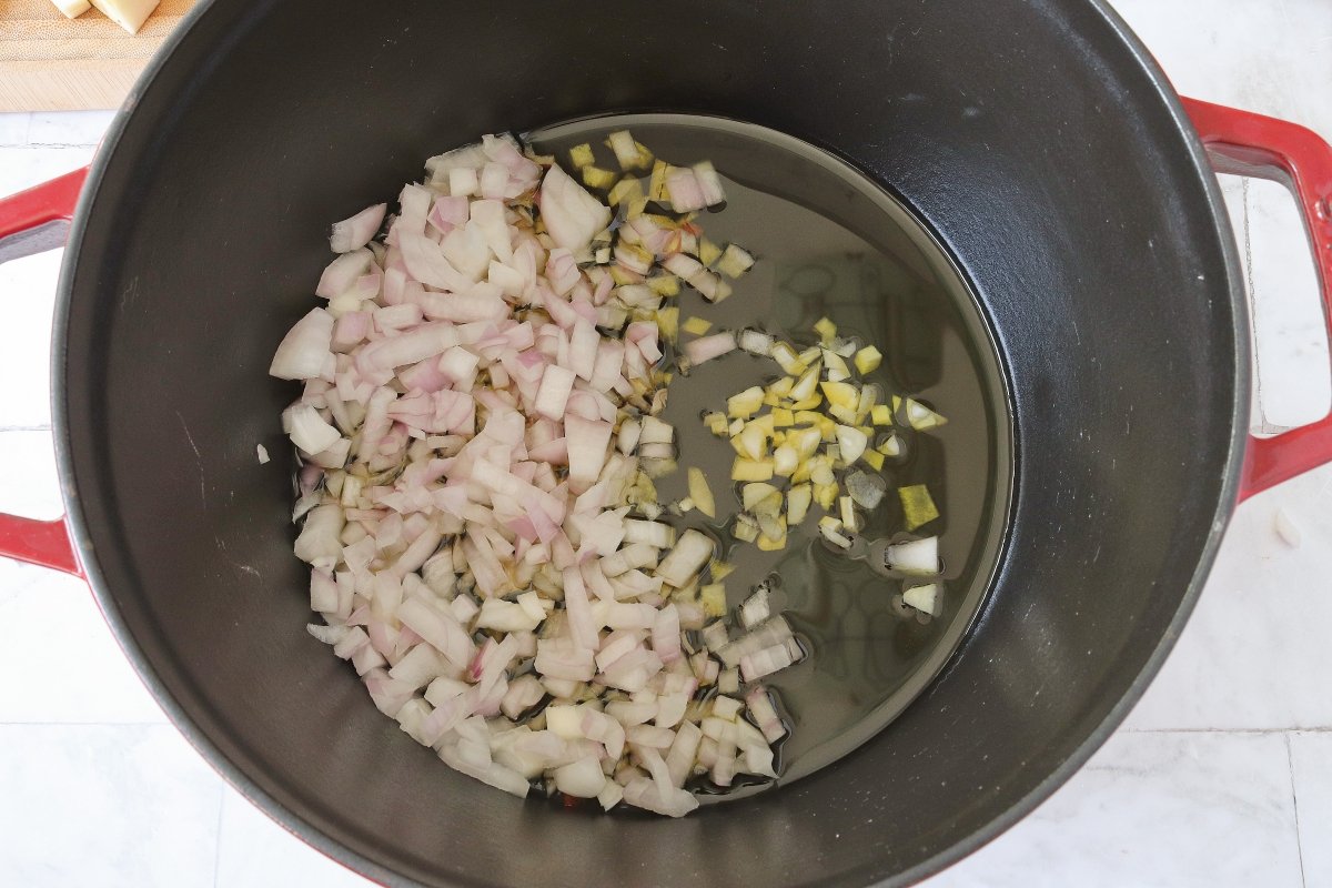 Pochar los ajos y la cebolla para el bacalao con samfaina