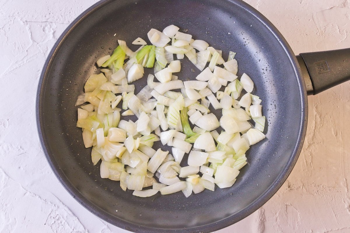 Pochar los ajos y la cebolla para el revuelto campero