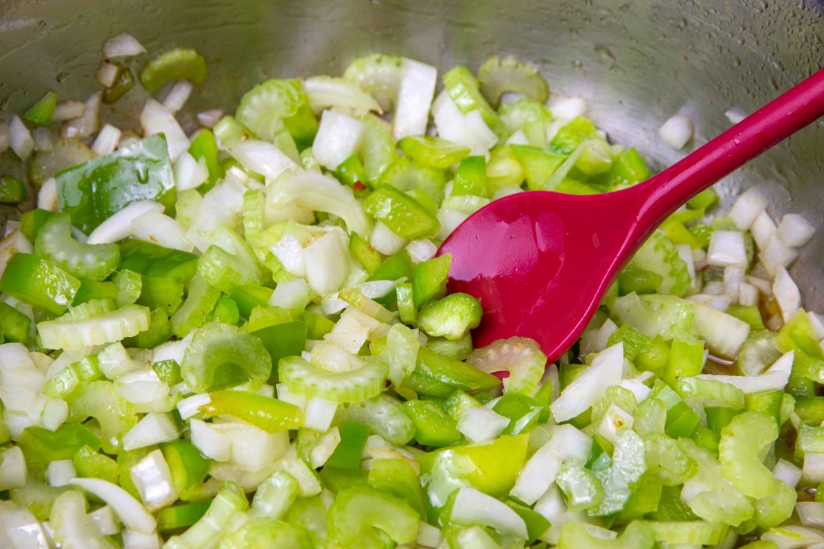 Pochar verduras para el jambalaya