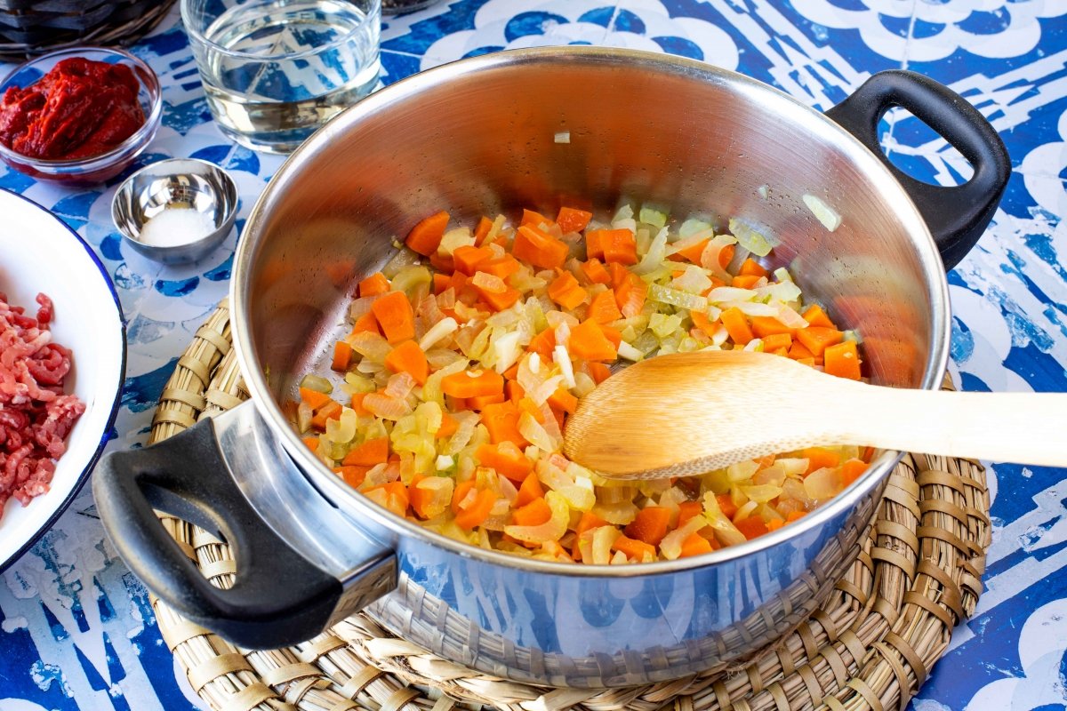 Pochar verduras para hacer la boloñesa de los pappardelle