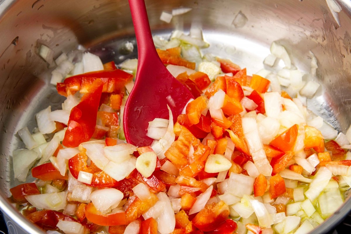 Pochar verduras para la caldereta de rape con langostinos
