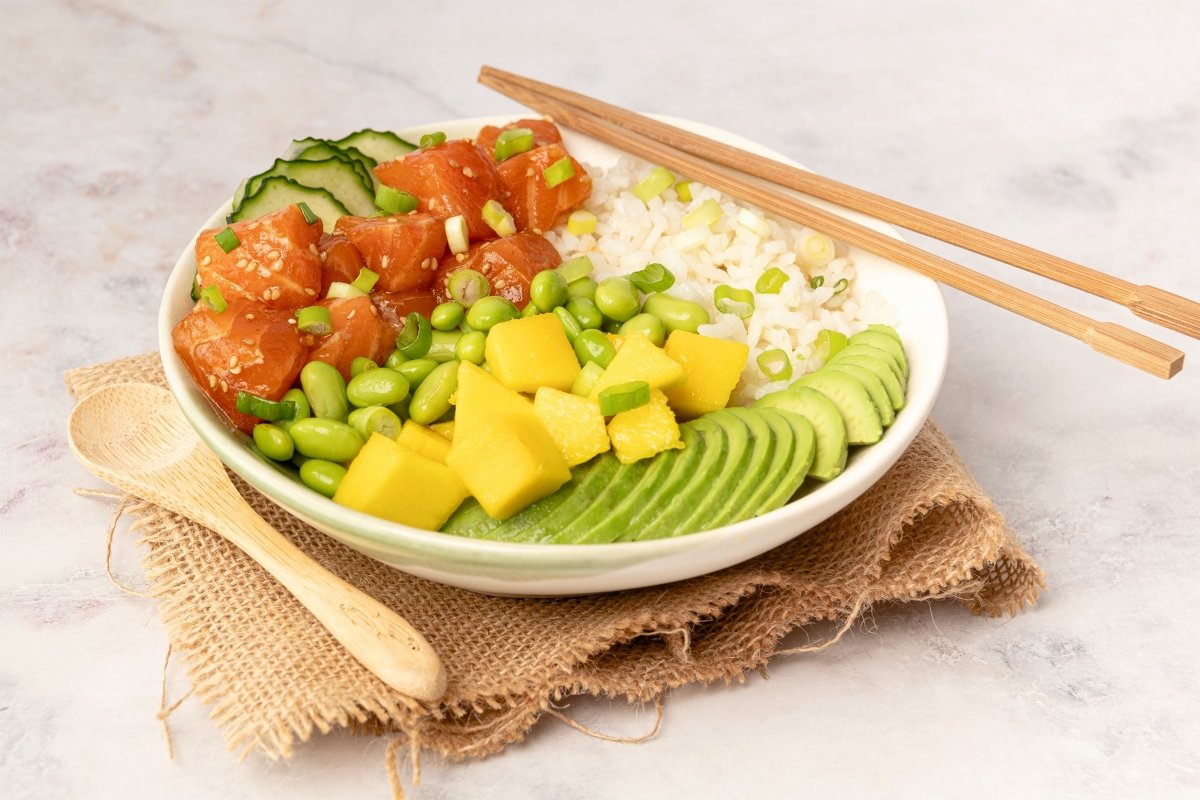 Poke bowl de salmón con salsa de wasabi 