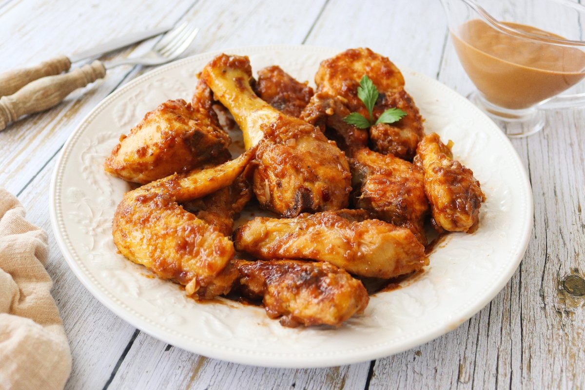 Pollo a la coca cola acompañado de arroz y cebollino