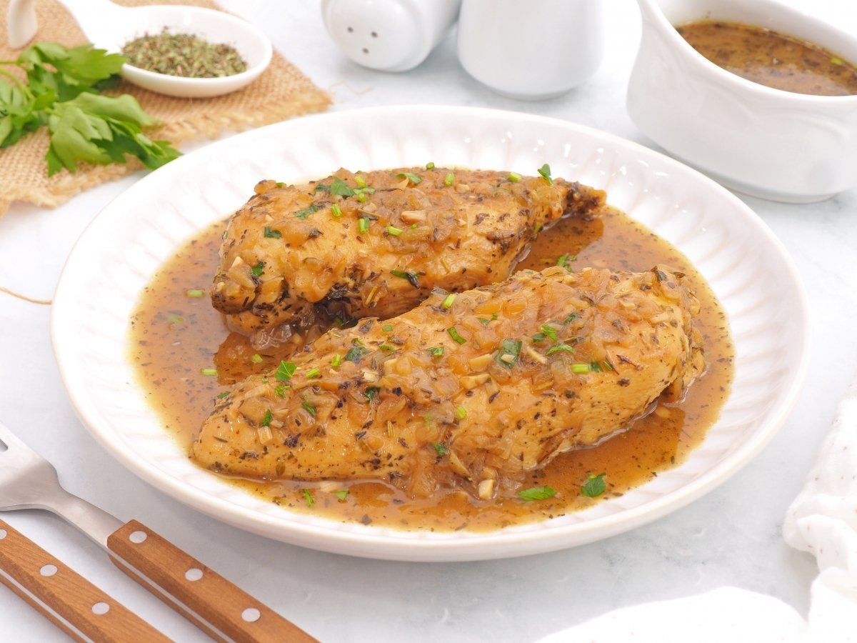 Pollo a las finas hierbas listo para servir