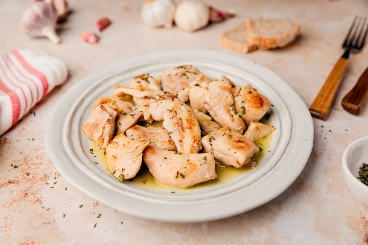 Pollo al ajillo en Thermomix servido