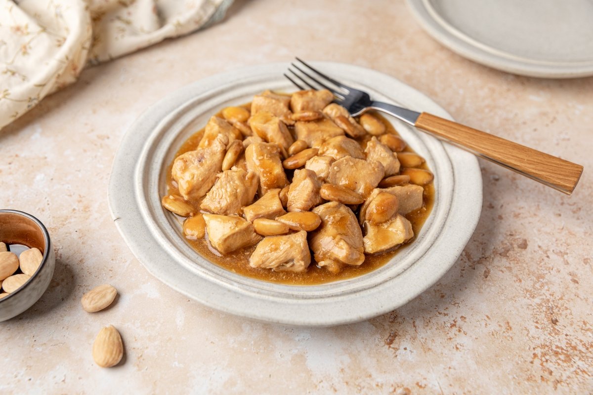 Pollo con almendras en Thermomix servido