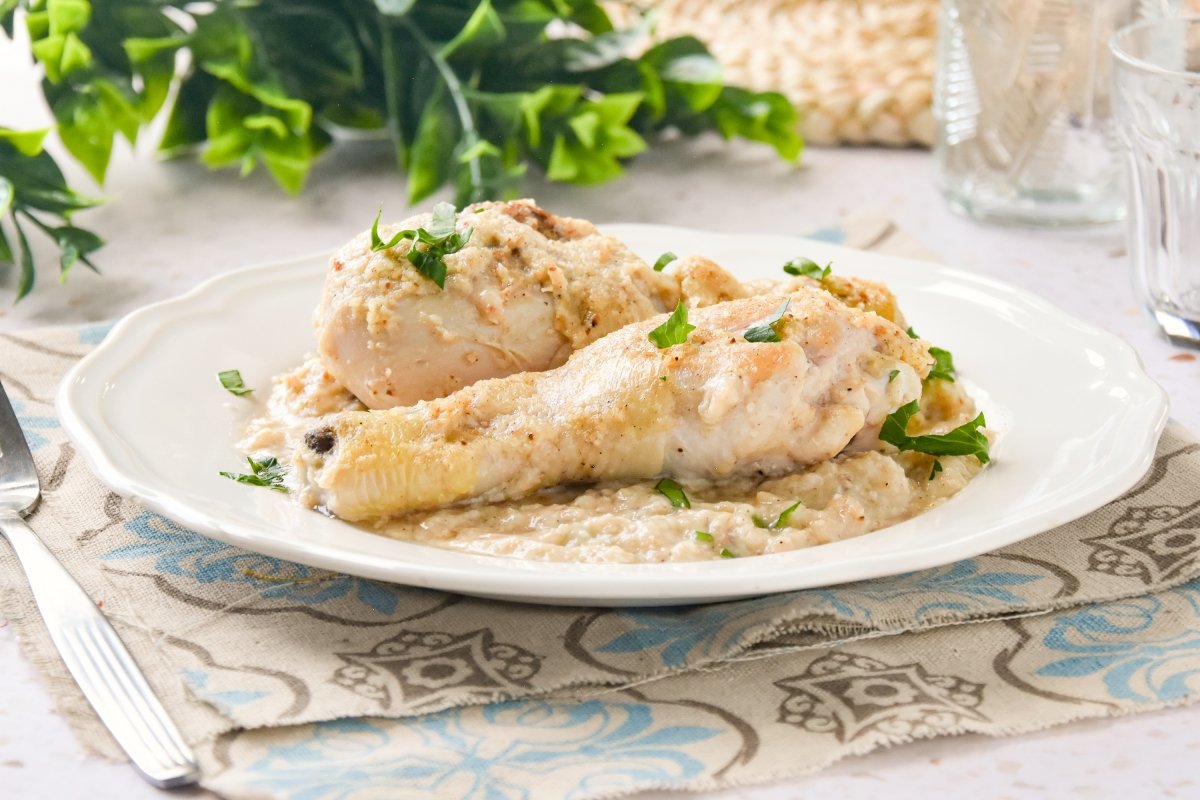 Pollo con salsa de almendras de la abuela listo para comer