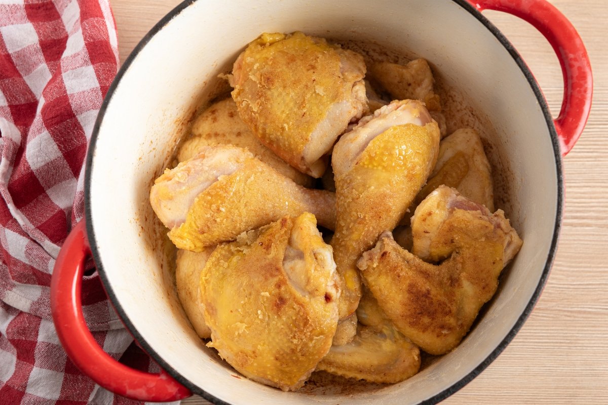 Pollo dorado para hacer coq au vin