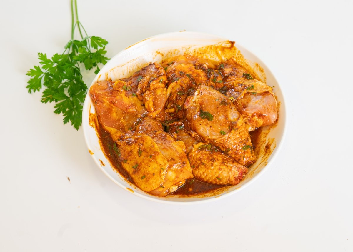 Pollo en maceración para hacer tajine de pollo