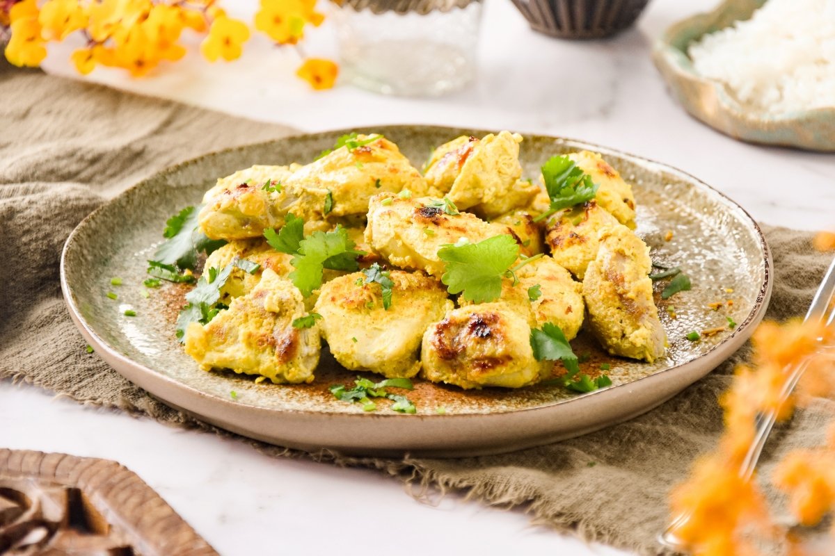 Pollo marinado con yogur listo para comer