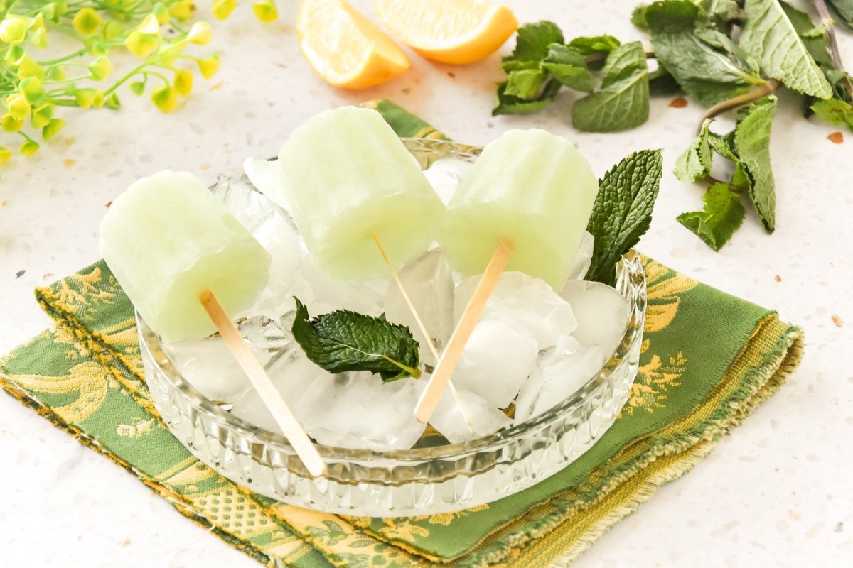 Polos de menta listos para comer