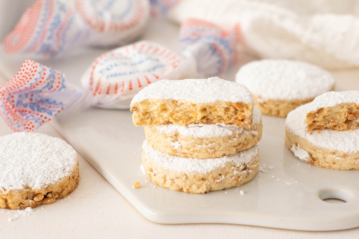 Polvorones de almendra caseros, dulce tradicional español