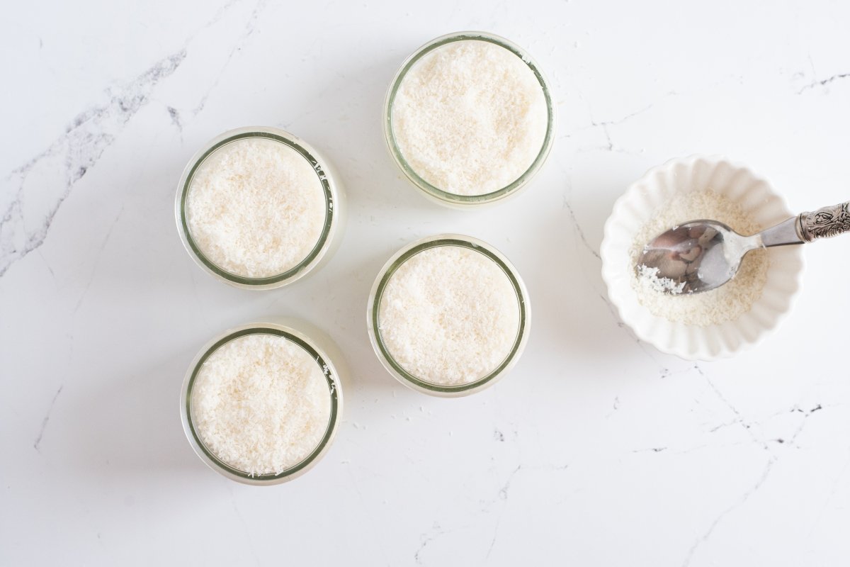 Ponemos coco rallado sobre la mousse