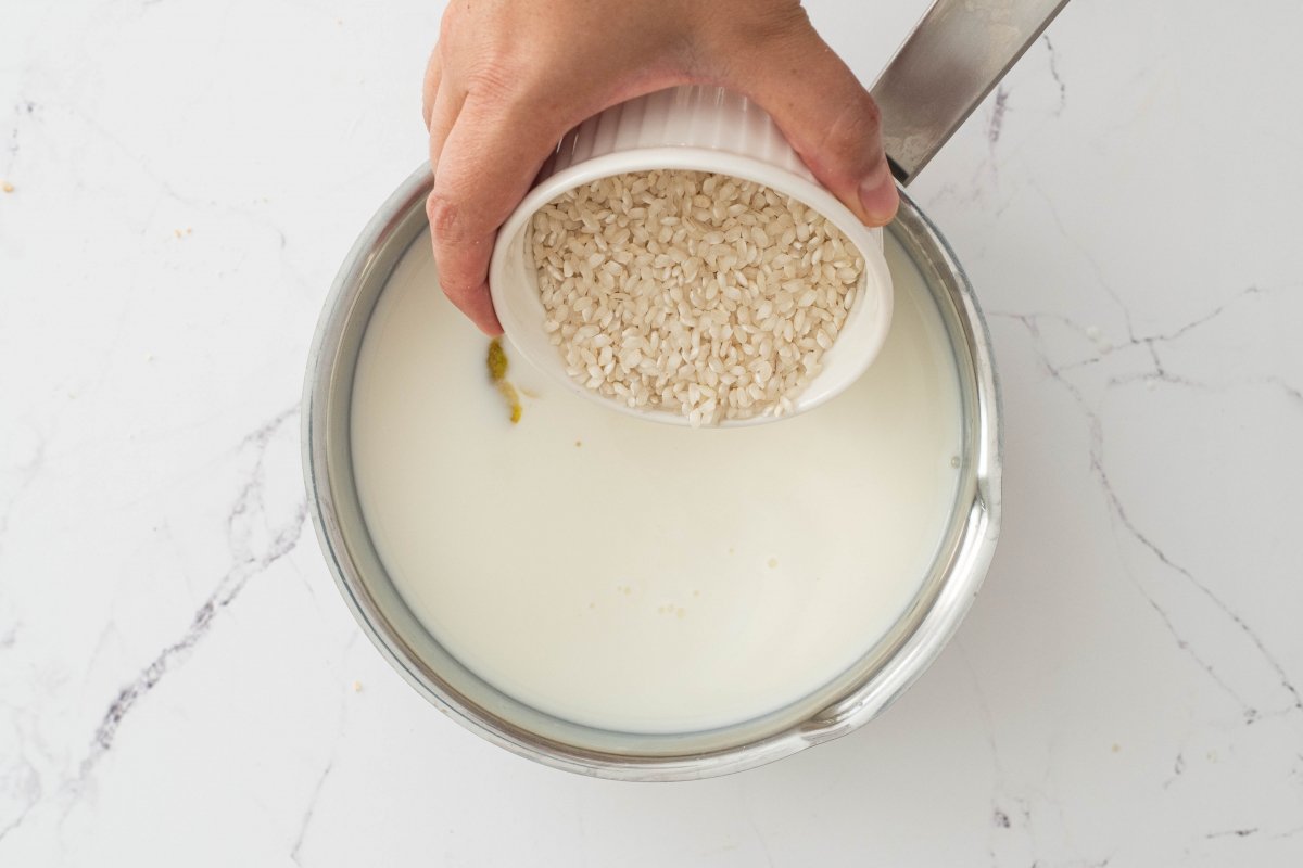 Ponemos el arroz de la tarta de arroz con leche