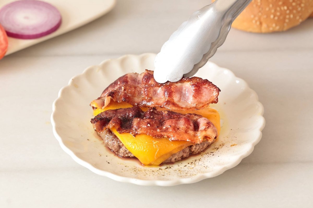 Ponemos el bacon encima del queso y dejamos reposar