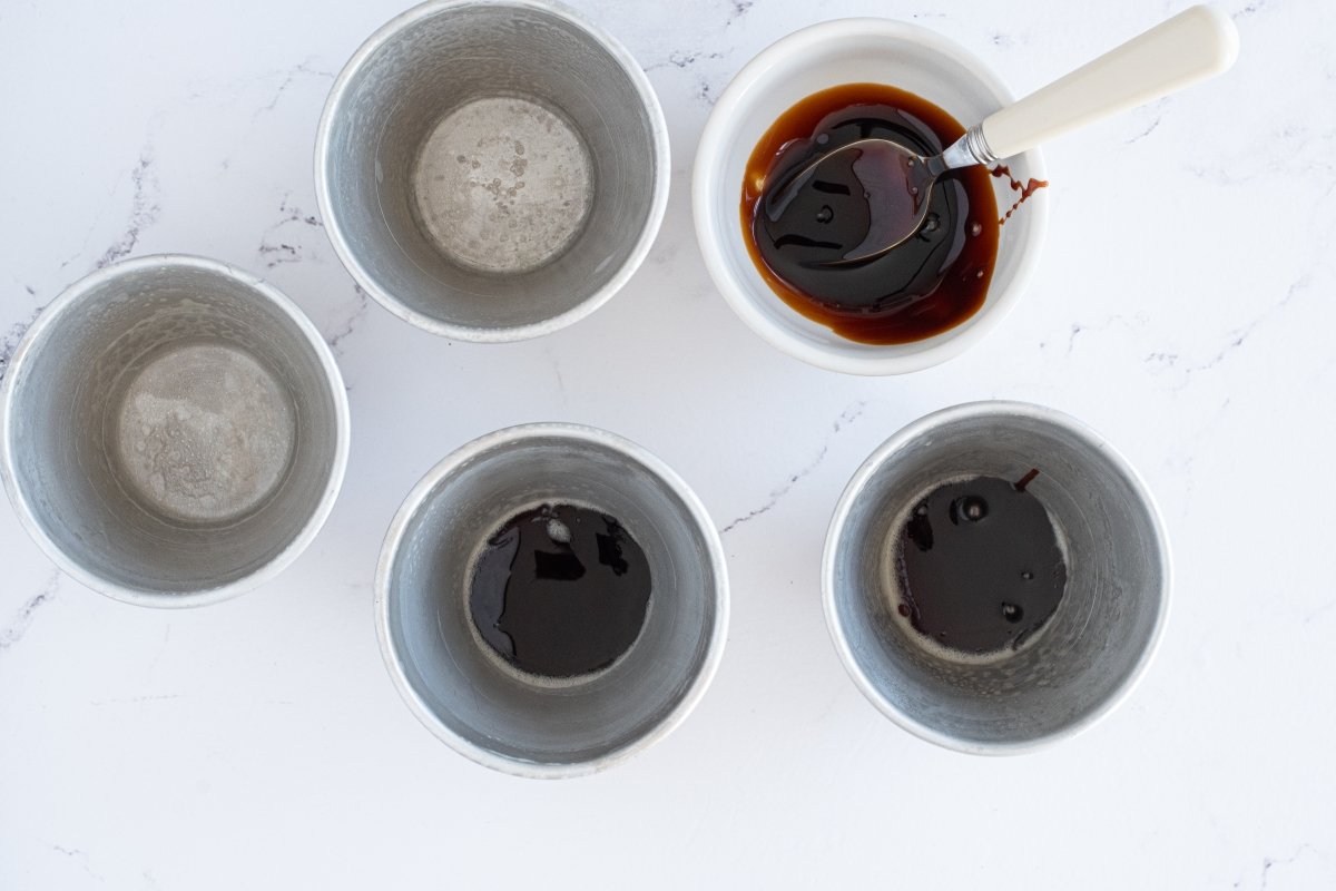 Ponemos el caramelo del flan de nísperos