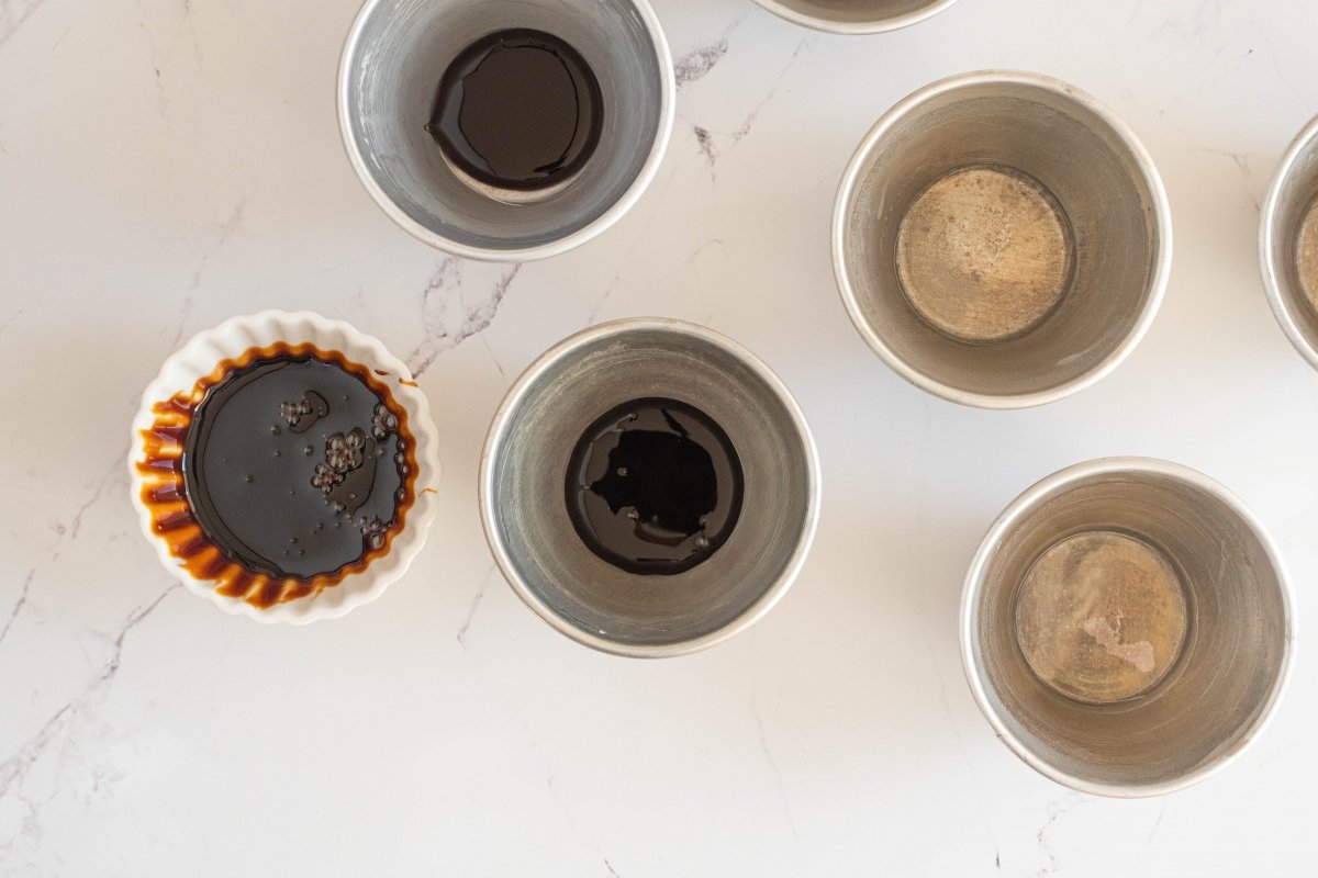 Ponemos el caramelo en los moldes del flan de almendras