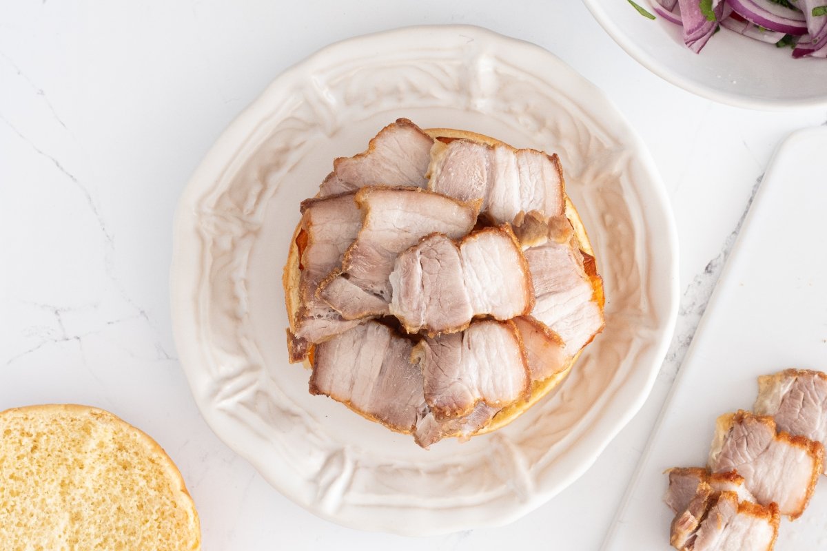 Ponemos el chicharrón sobre el pan