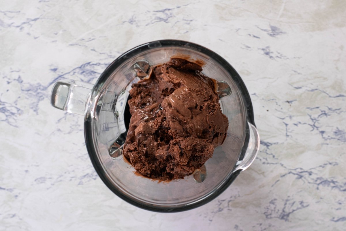 Ponemos el helado en el vaso del batido de chocolate