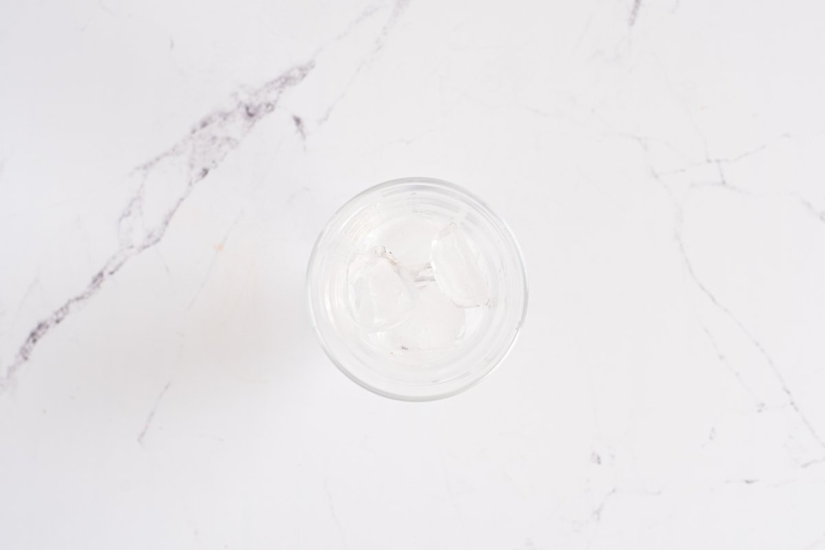 Ponemos el hielo del cóctel coco loco