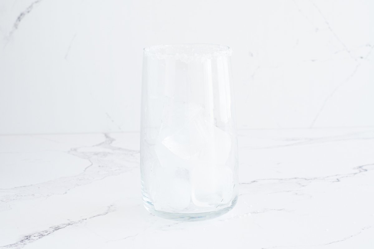 Ponemos el hielo en el vaso