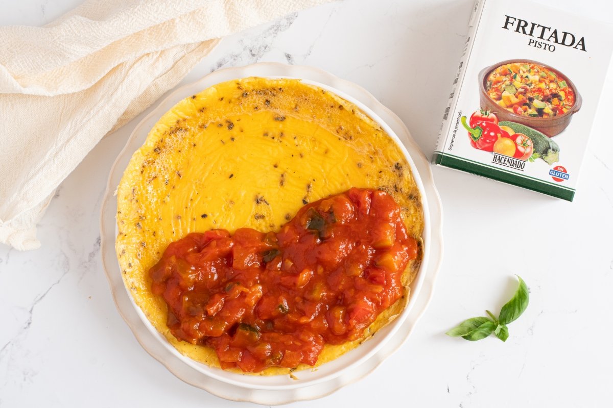 Ponemos el pisto sobre la tortilla