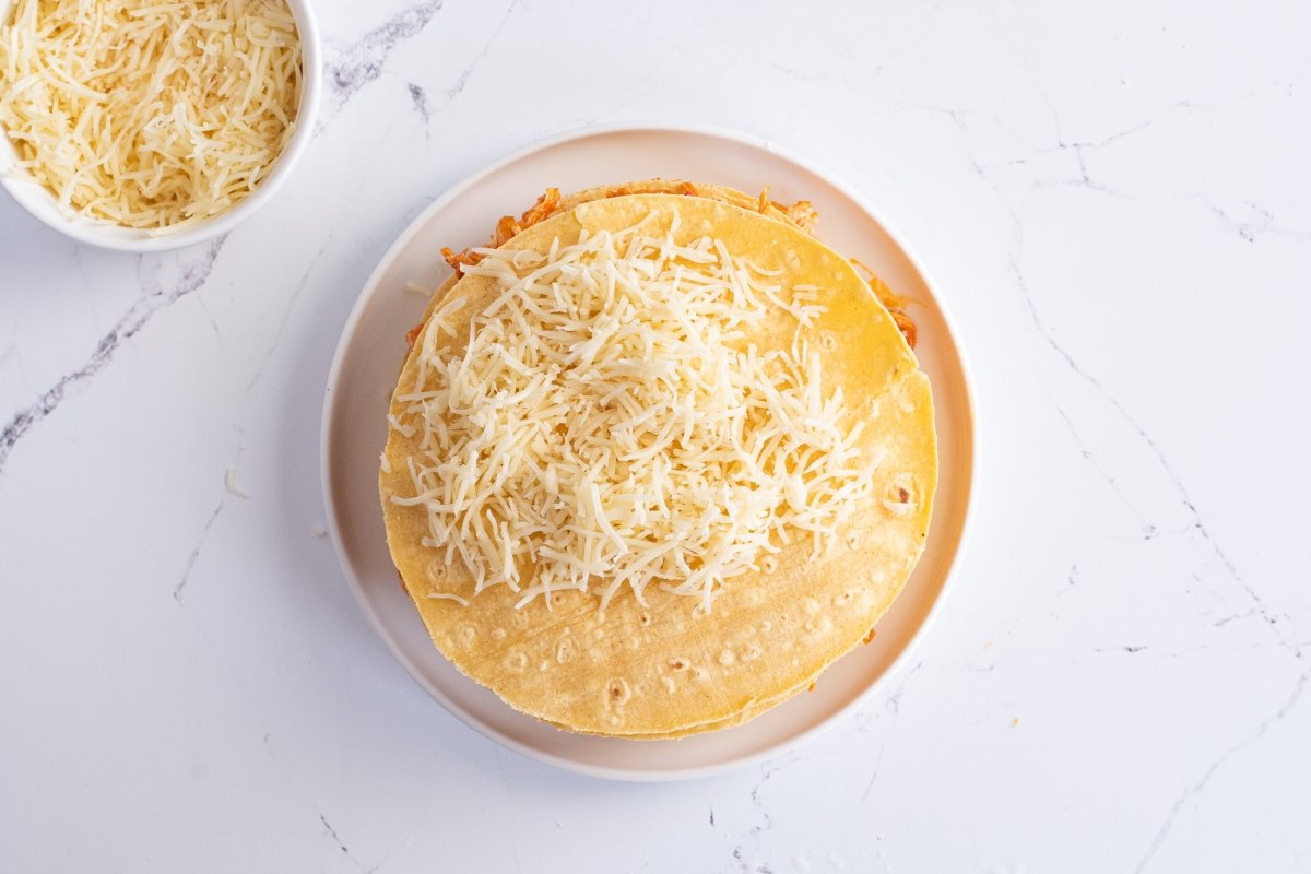 Ponemos el queso rallado del pastel azteca