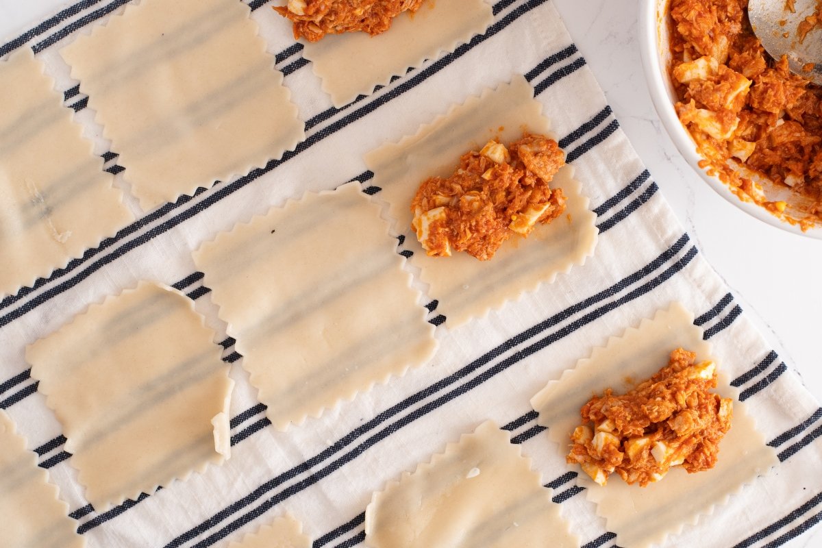 Ponemos el relleno de los canelones de atún